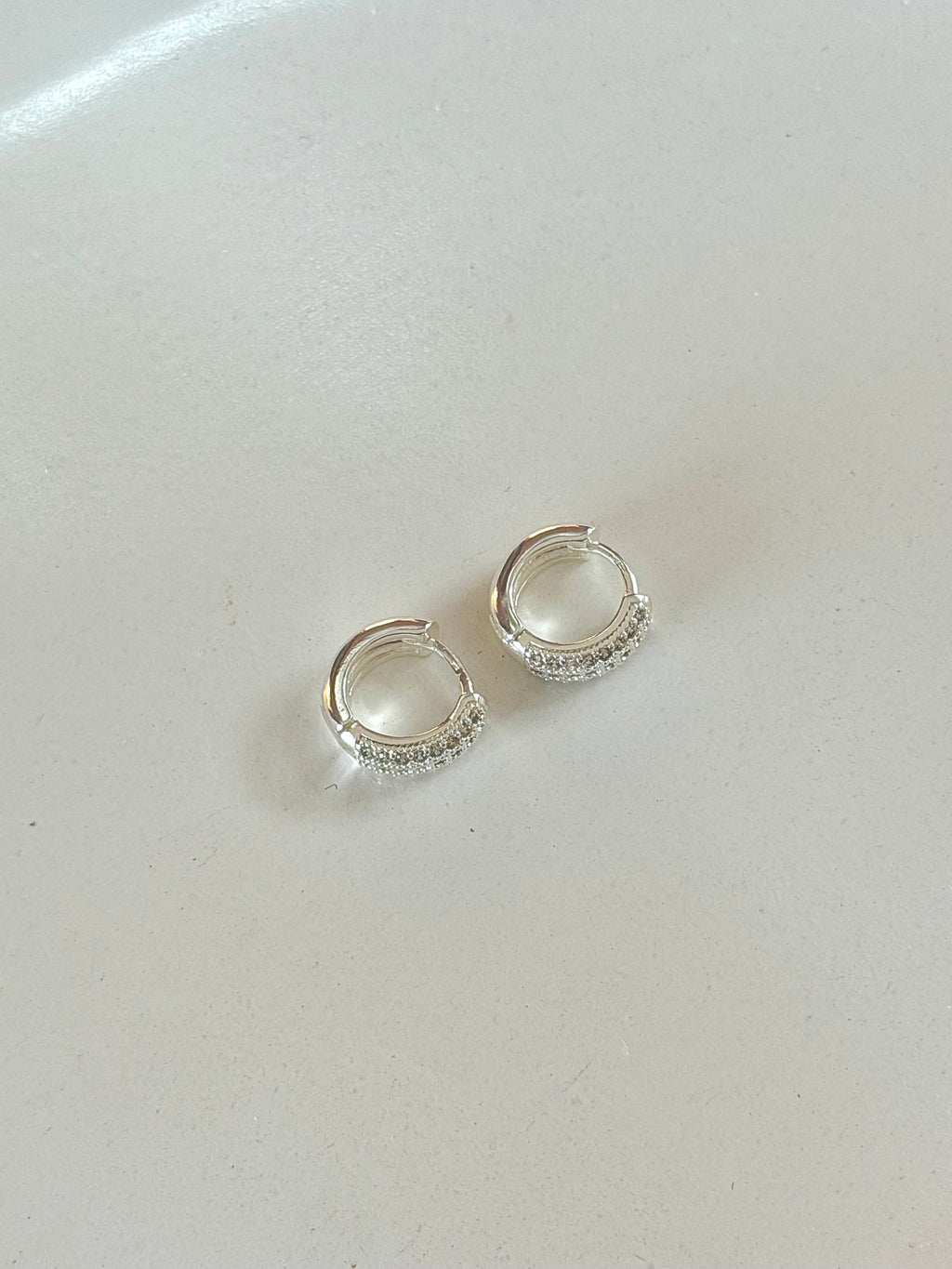 Argola três  fileiras cravejadas de Zircônias M