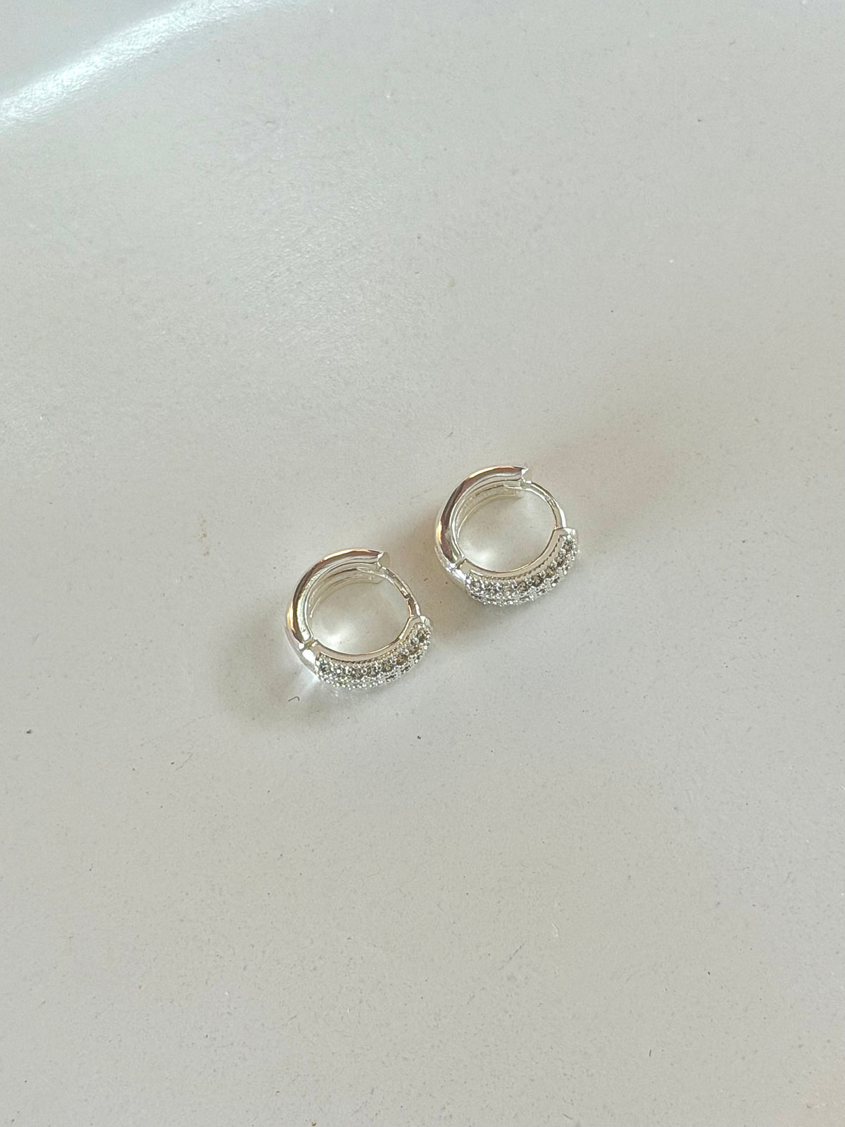Argola três  fileiras cravejadas de Zircônias M
