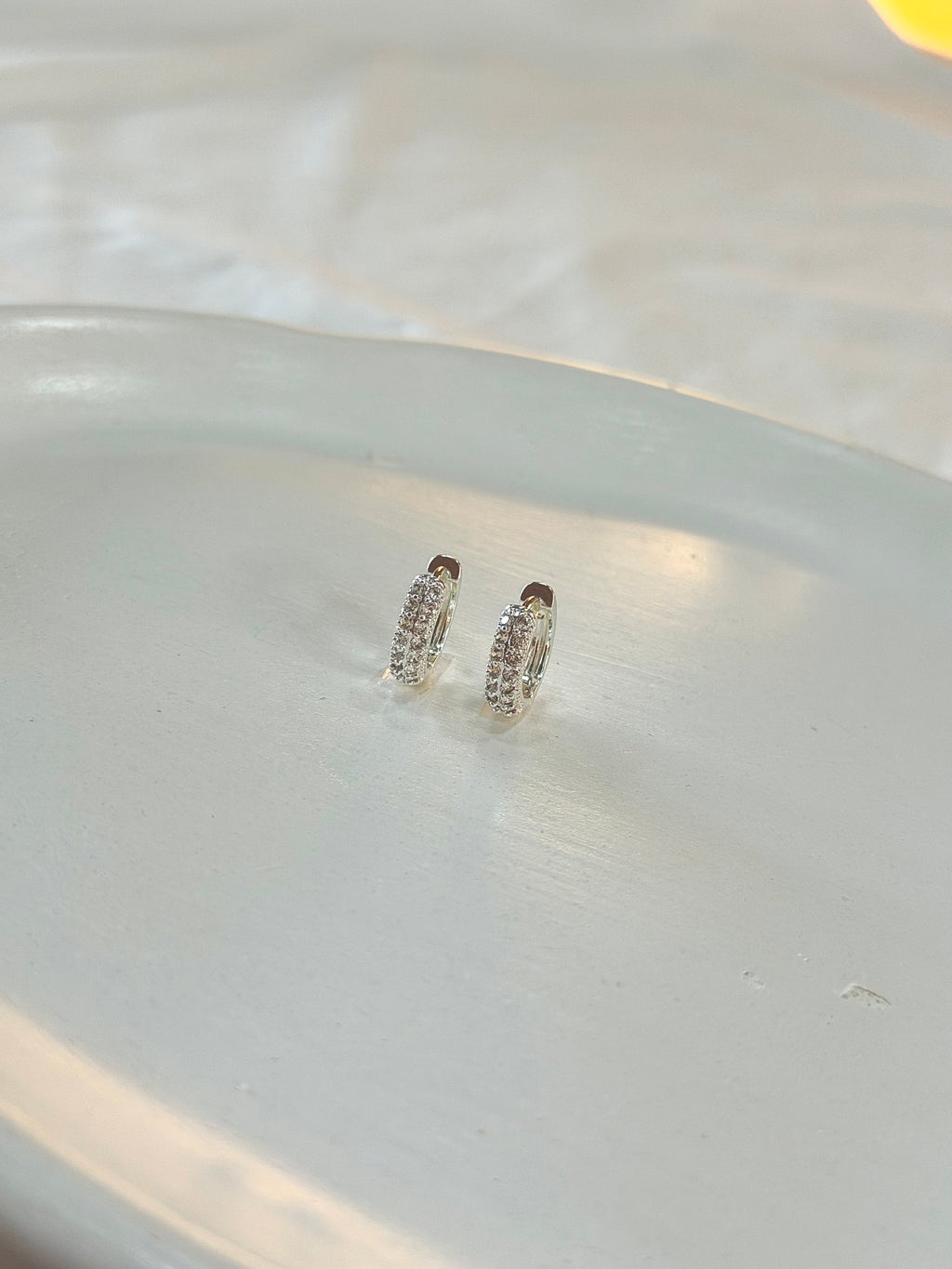 Argola duas fileiras cravejadas zircônias M