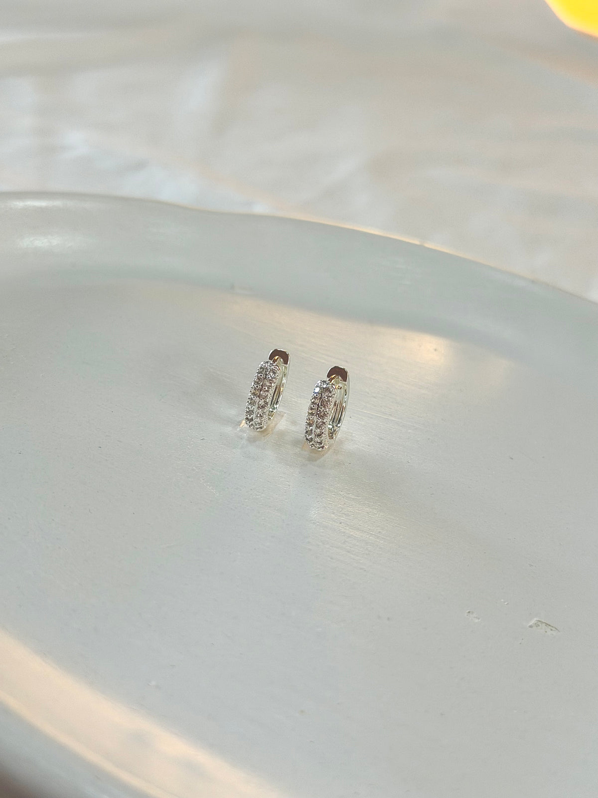 Argola duas fileiras cravejadas zircônias M