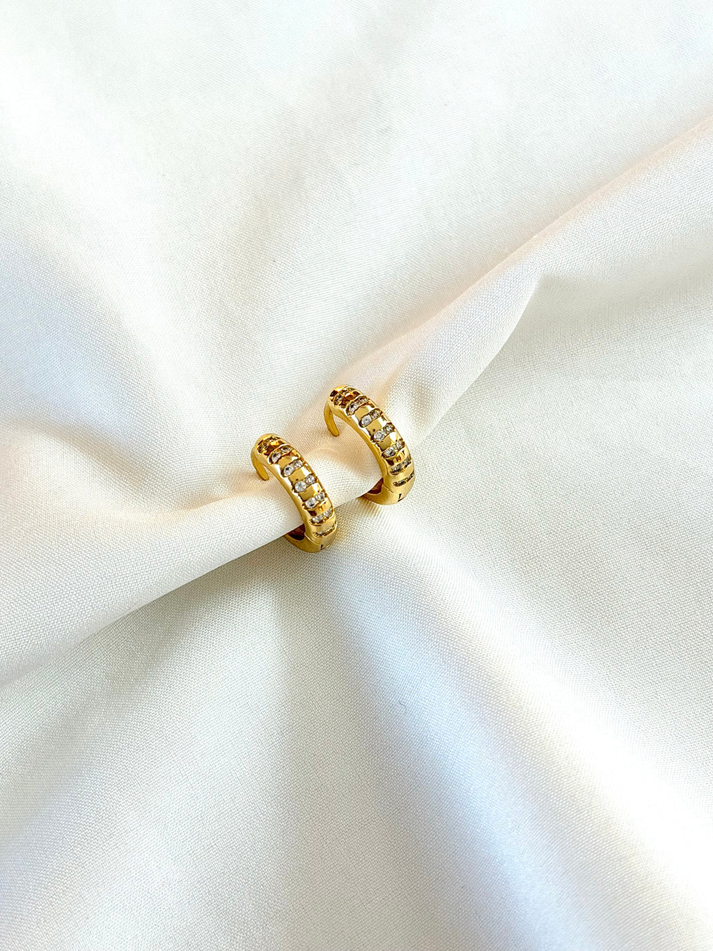 Argola com detalhes em Zircônias G
