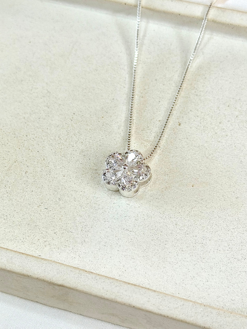 Colar flor de cristal