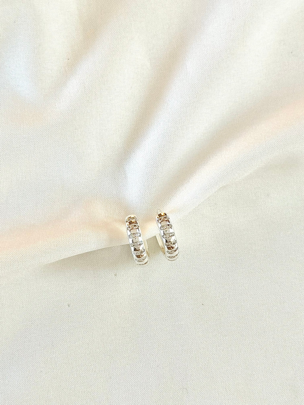 Argola com detalhes em Zircônias G