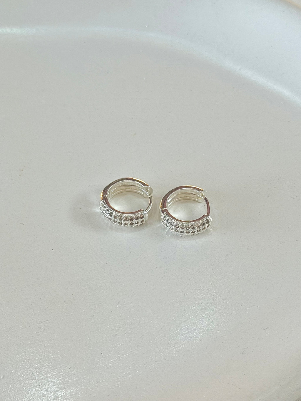 Argola três  fileiras cravejadas de Zircônias G