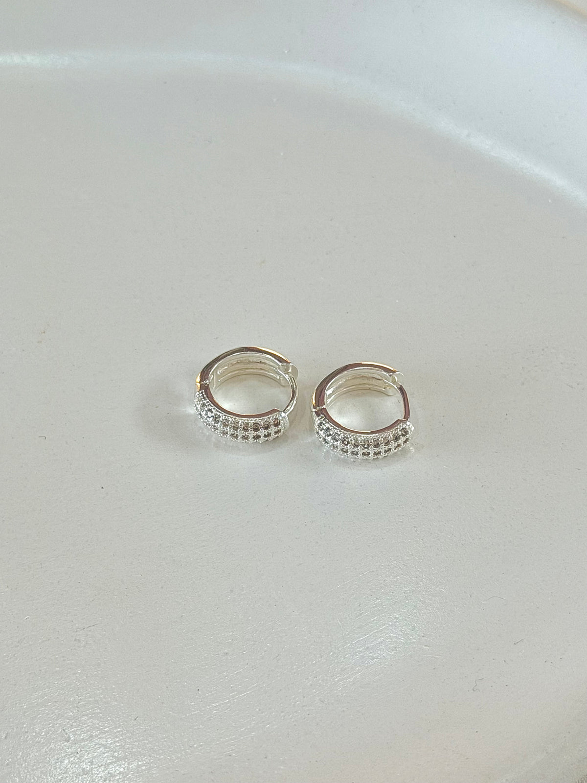 Argola três  fileiras cravejadas de Zircônias G