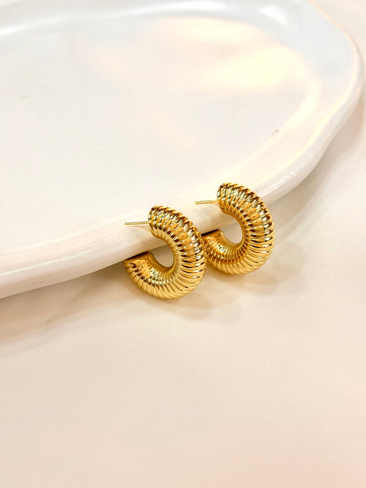 Argola maxi com friso