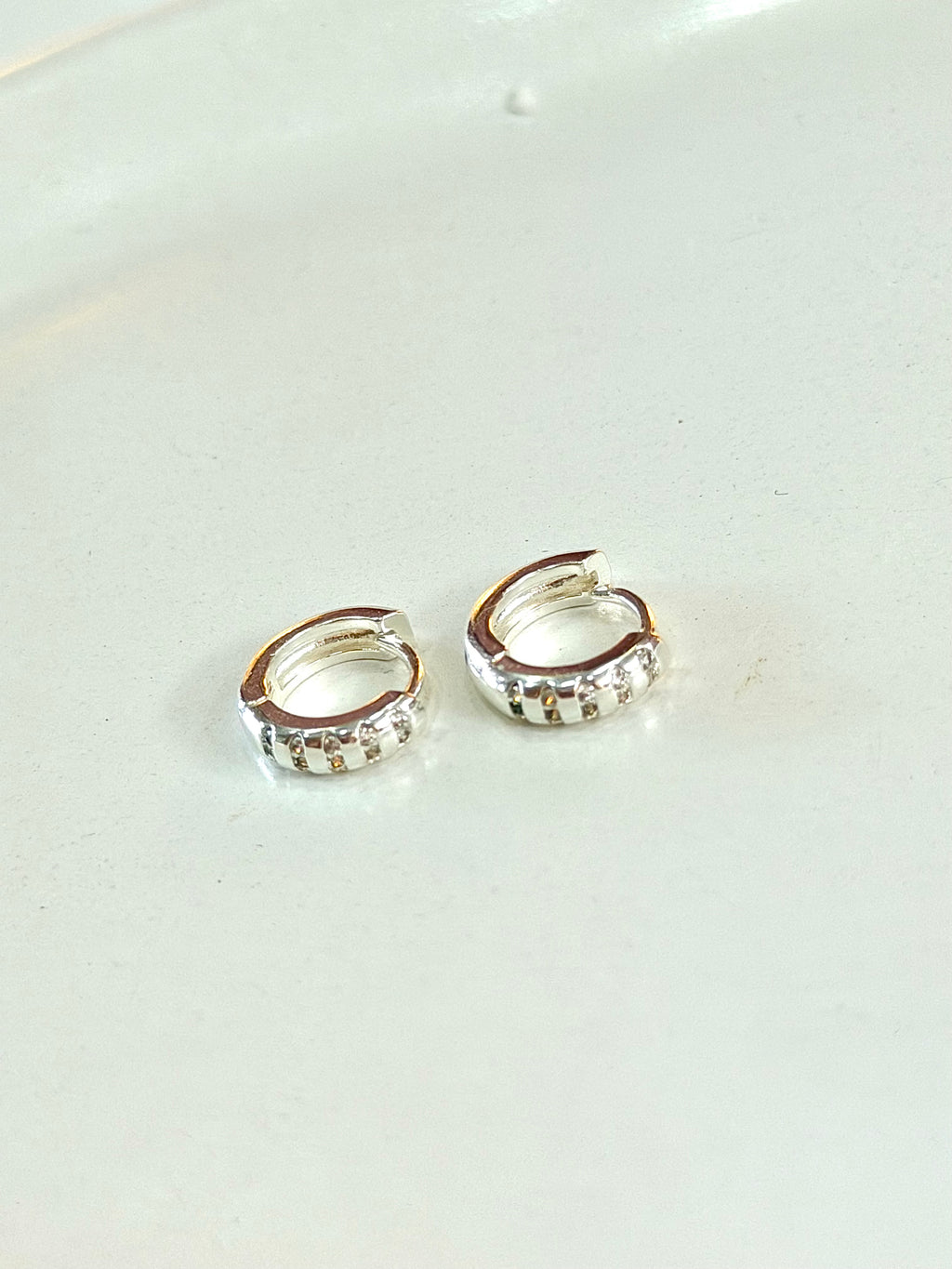 Argola com detalhes em Zircônias M