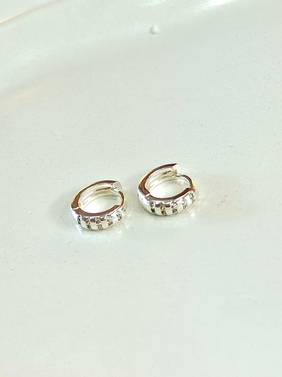 Argola com detalhes em Zircônias M