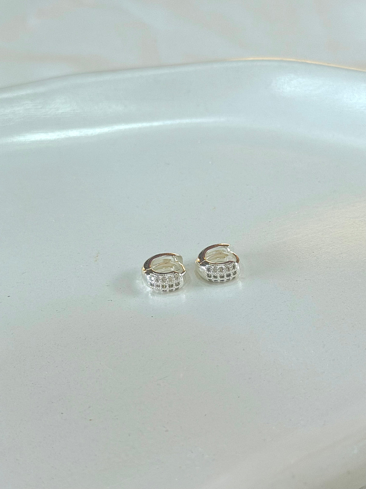 Argola três  fileiras cravejadas de Zircônias P