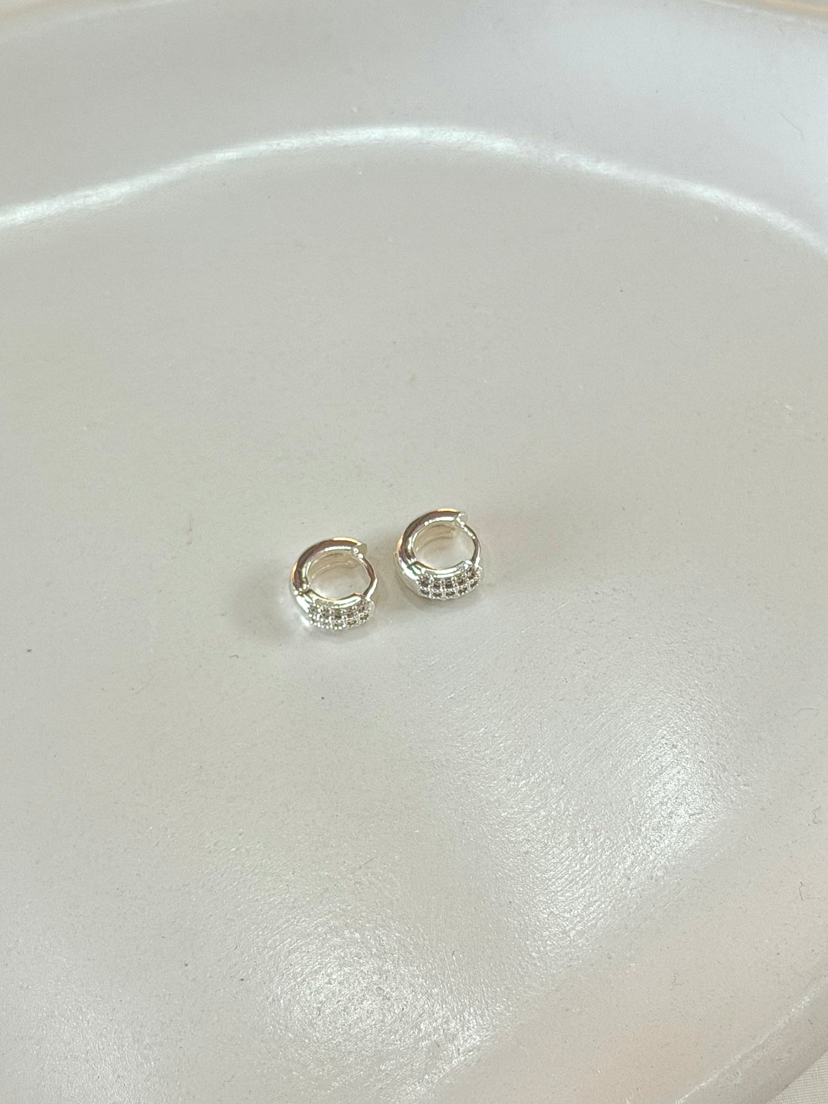 Argola três  fileiras cravejadas de Zircônias P