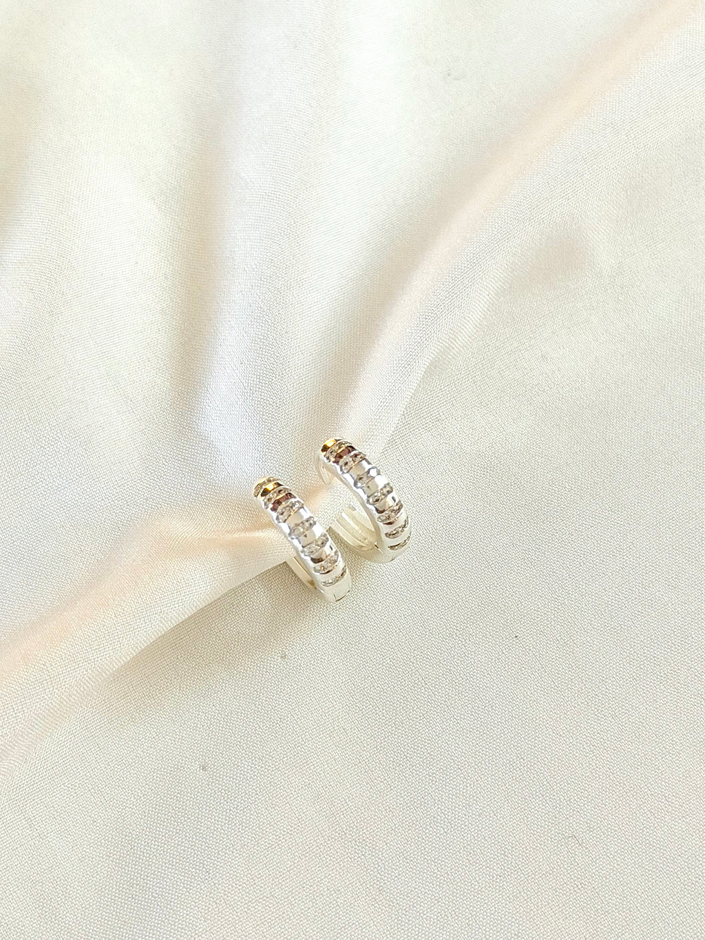Argola com detalhes em Zircônias G