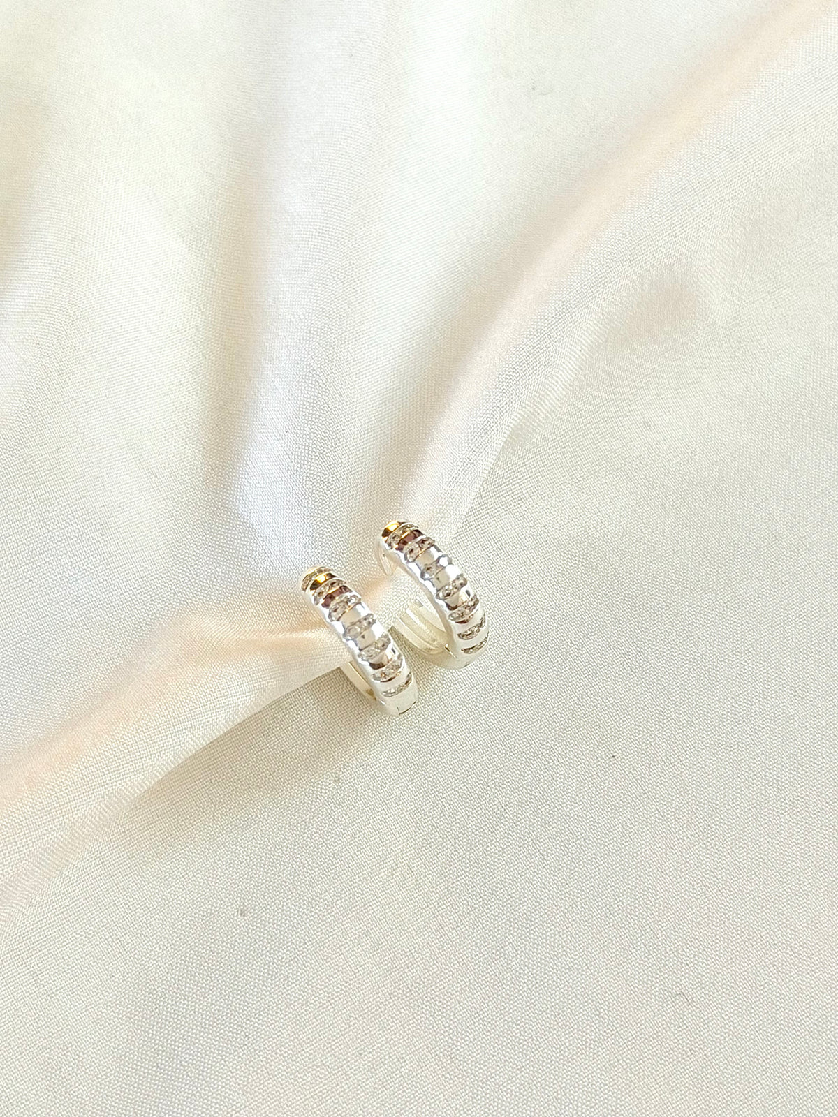 Argola com detalhes em Zircônias G