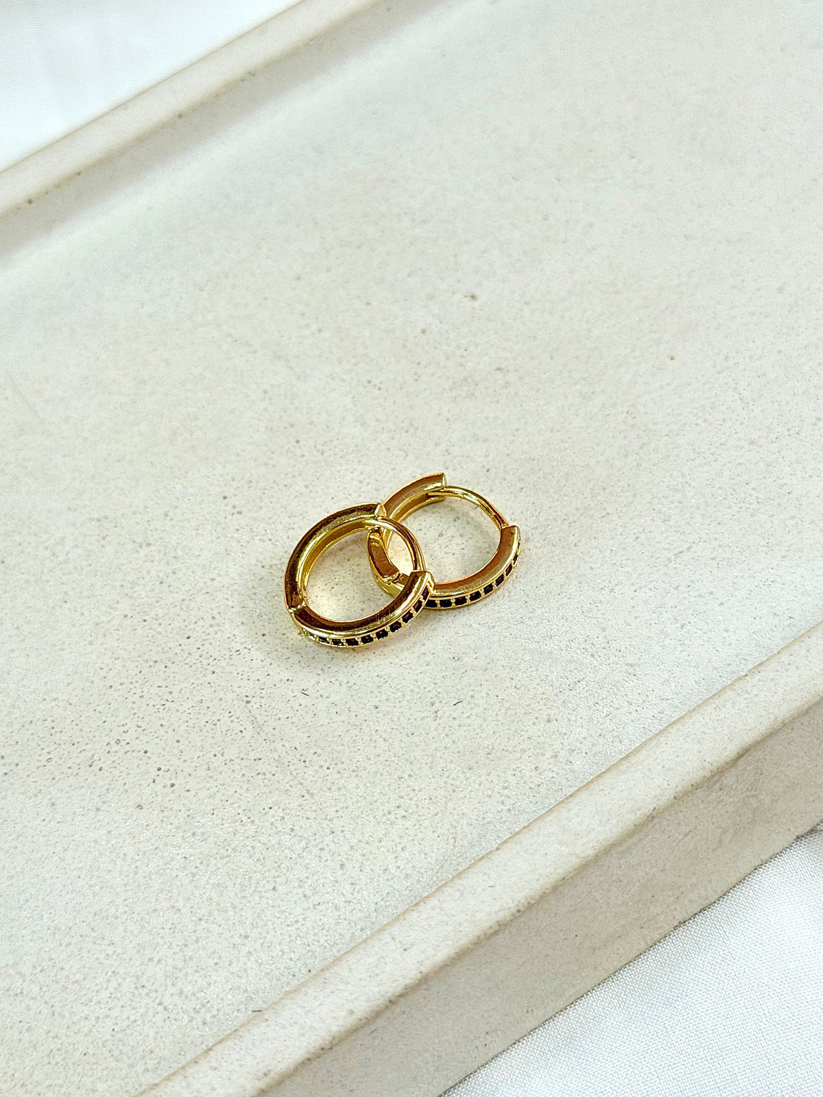 Argola cravejada rosa