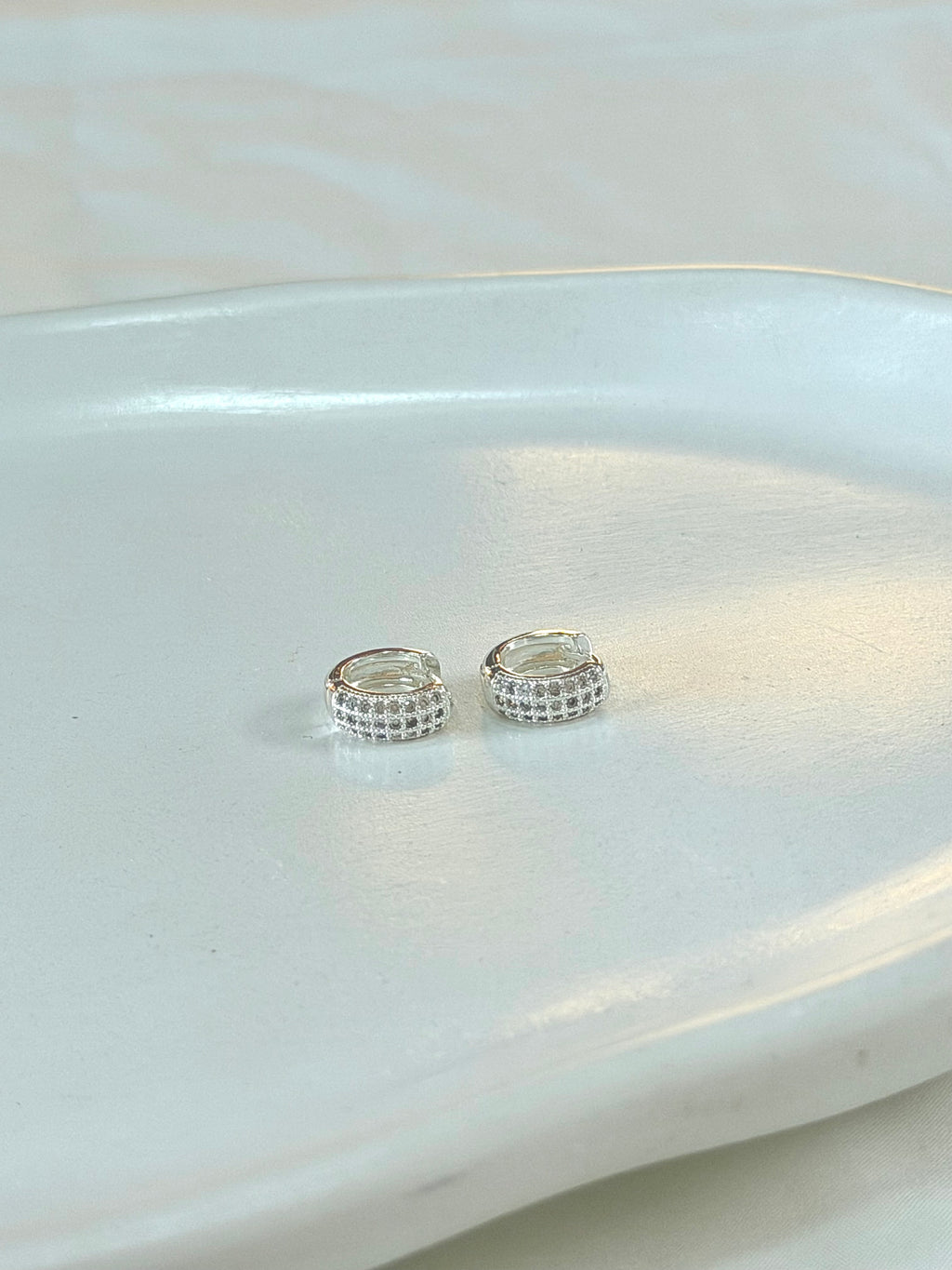 Argola três  fileiras cravejadas de Zircônias M