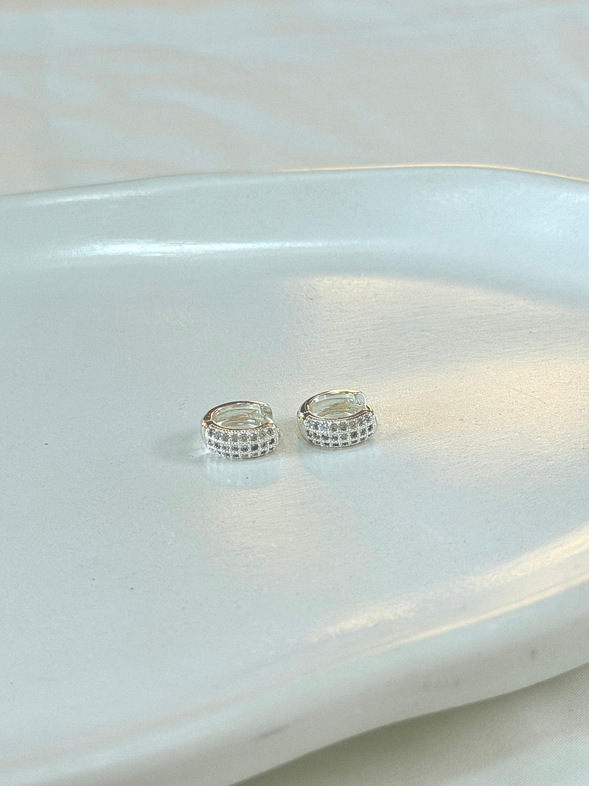 Argola três  fileiras cravejadas de Zircônias M