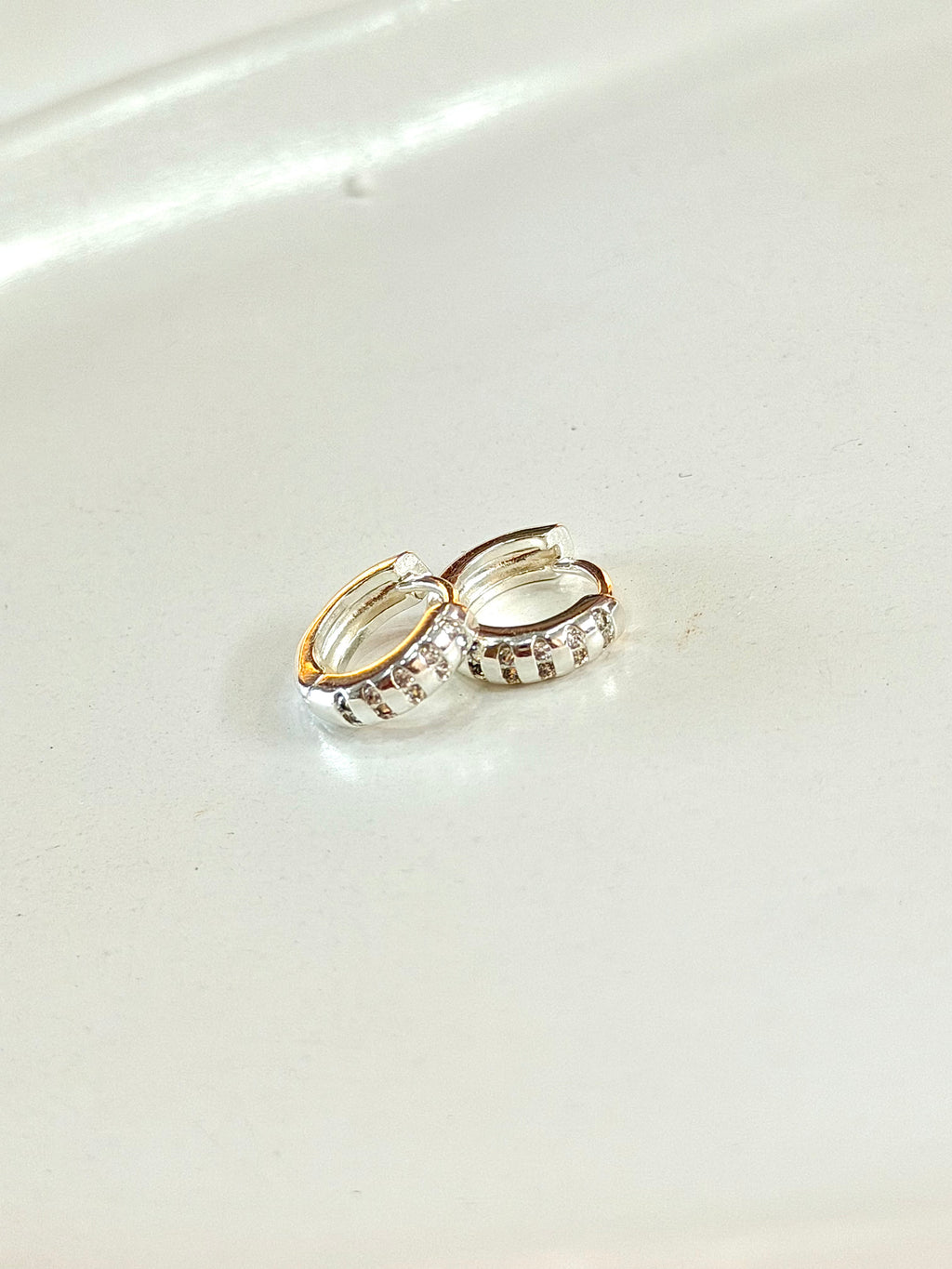 Argola com detalhes em Zircônias M