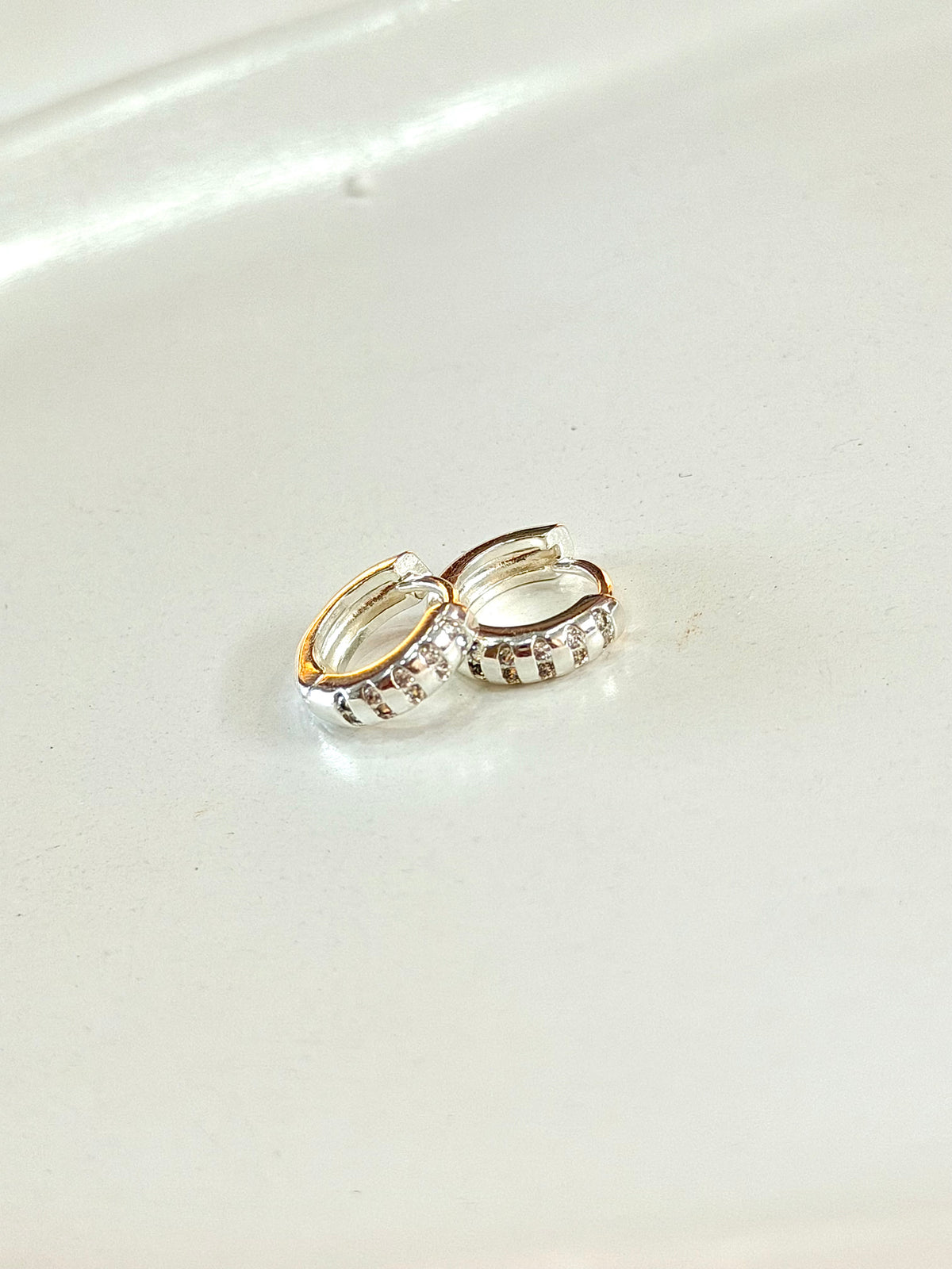 Argola com detalhes em Zircônias M