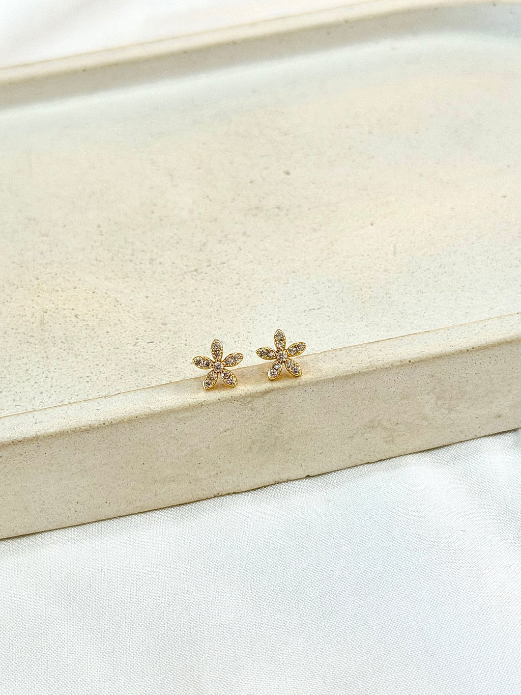 Brinco flor cravejada