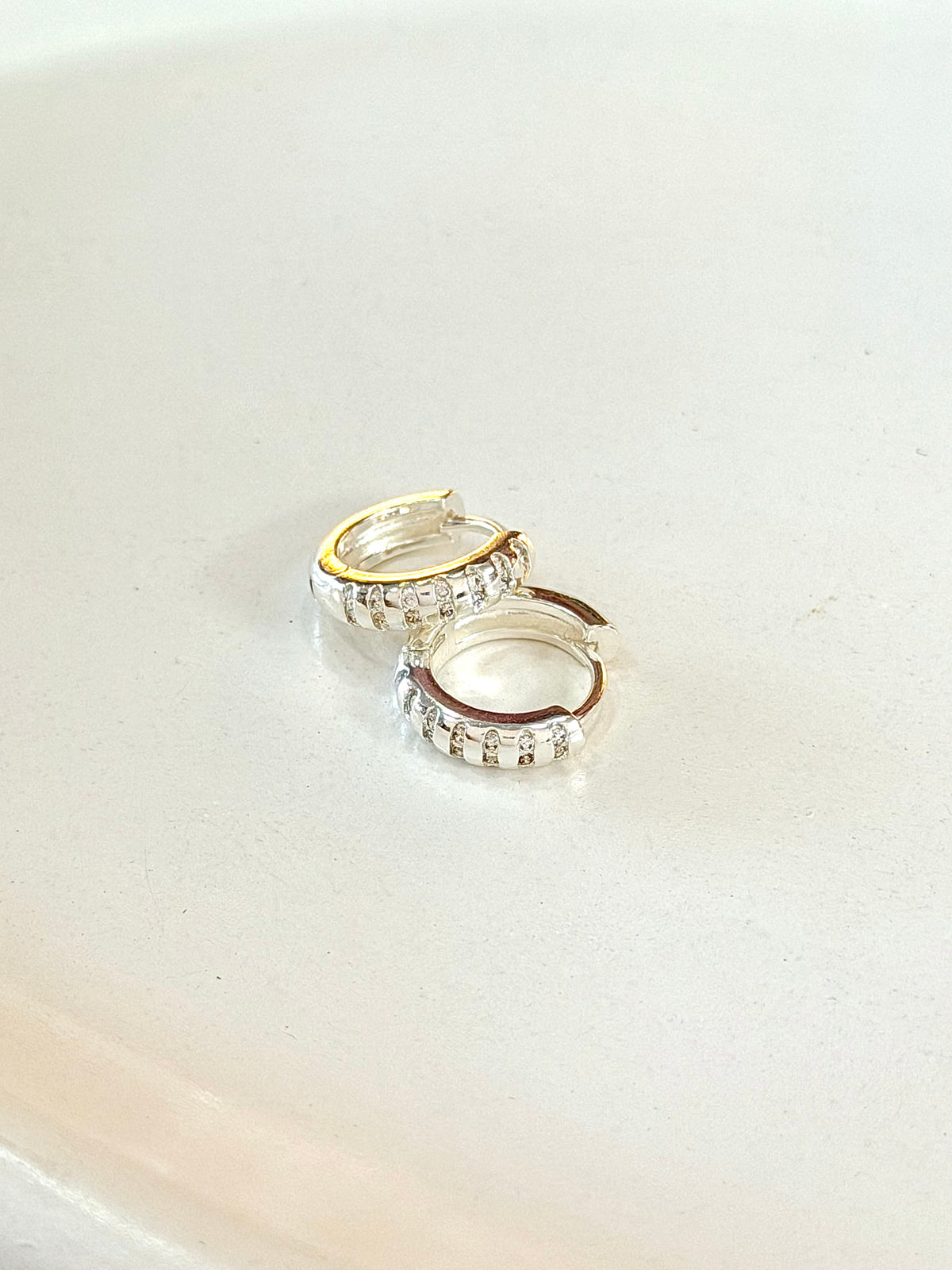Argola com detalhes em Zircônias G