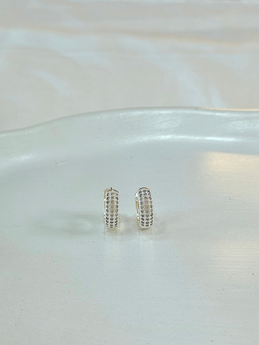 Argola três  fileiras cravejadas de Zircônias G