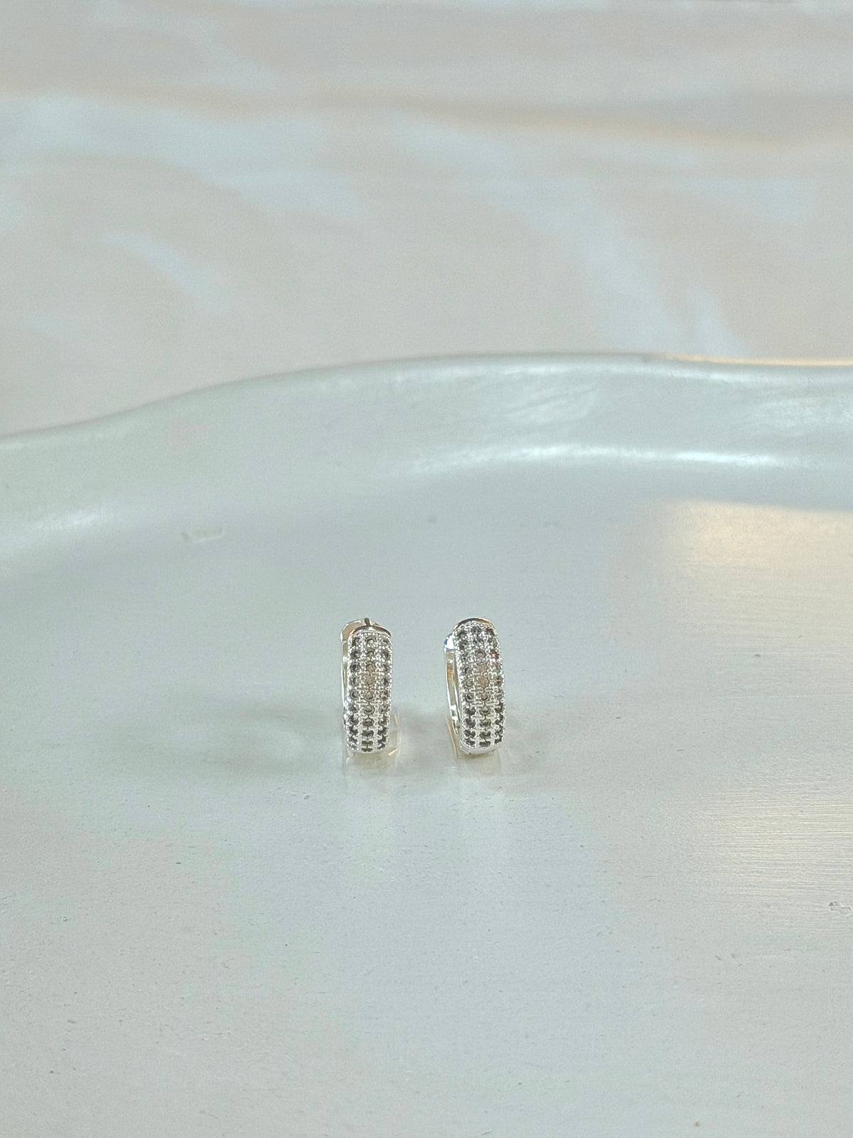 Argola três  fileiras cravejadas de Zircônias G