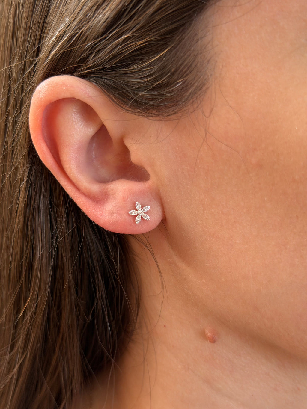 Brinco flor cravejado