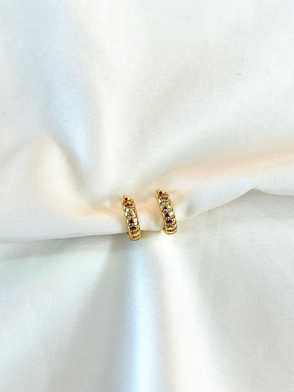 Argola com detalhes em Zircônias G