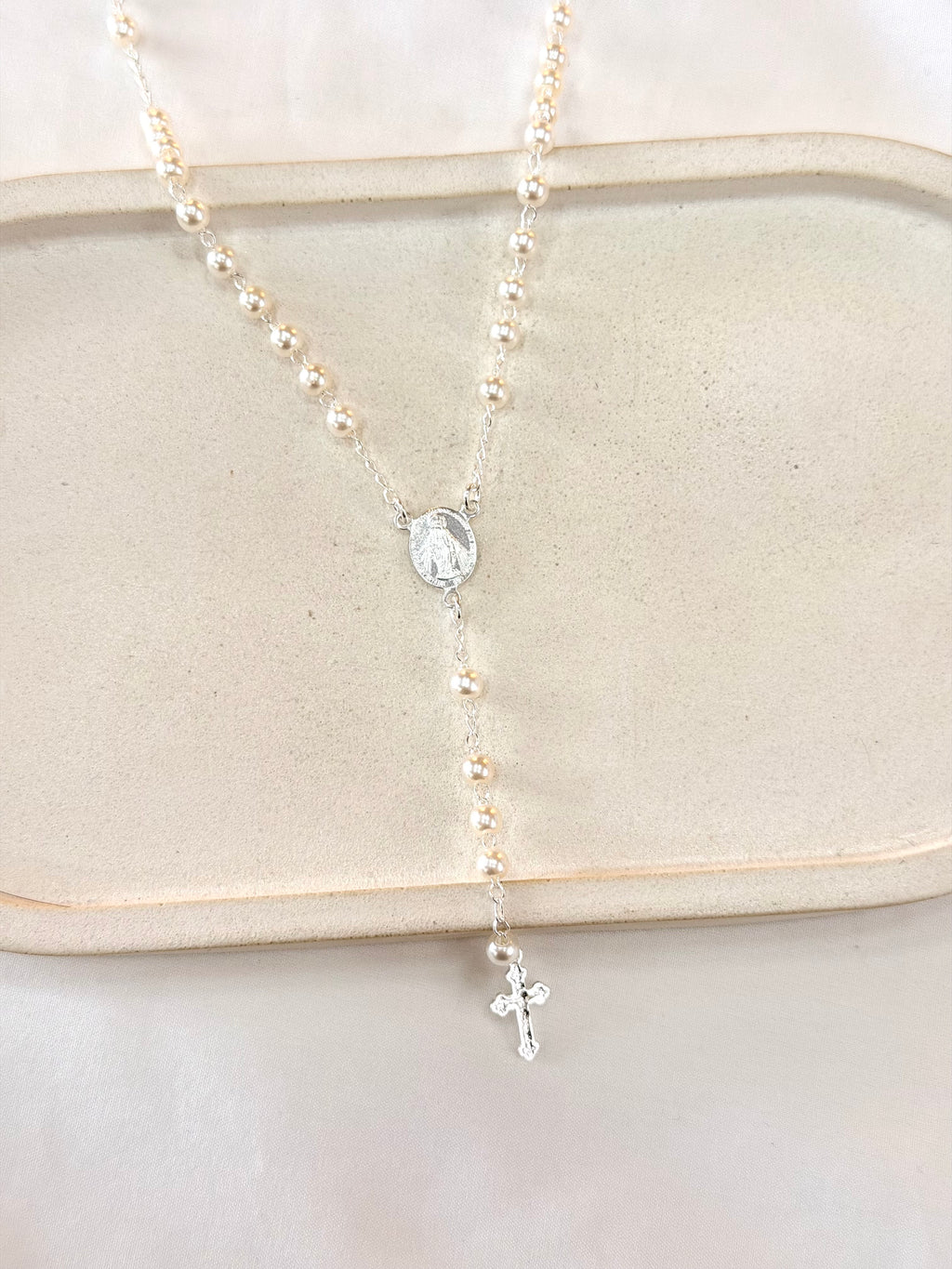 Colar terço pérolas e Nossa Senhora Aparecida