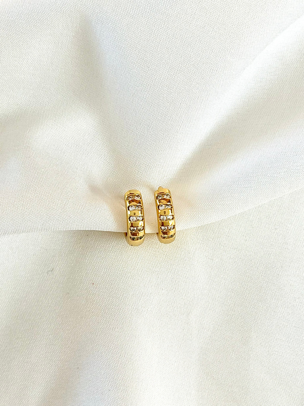 Argola com detalhes em Zircônias M