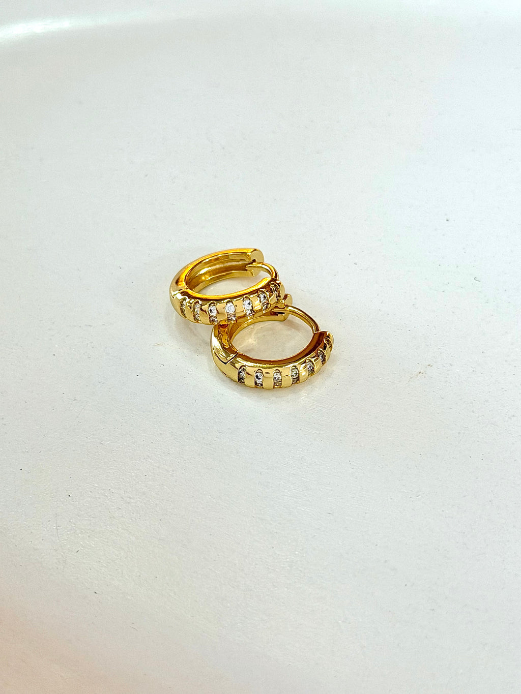 Argola com detalhes em Zircônias G