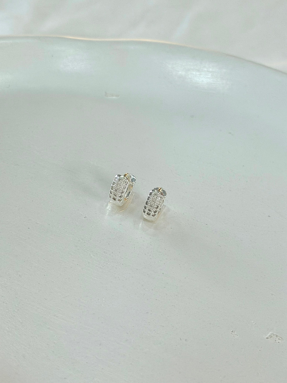 Argola três  fileiras cravejadas de Zircônias P