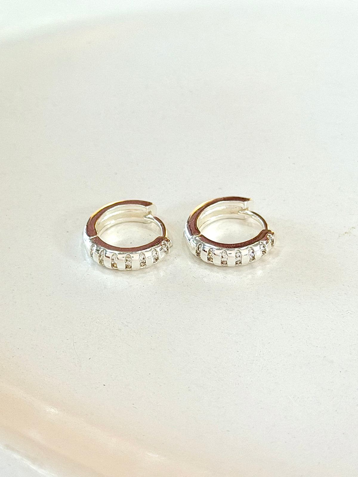 Argola com detalhes em Zircônias G