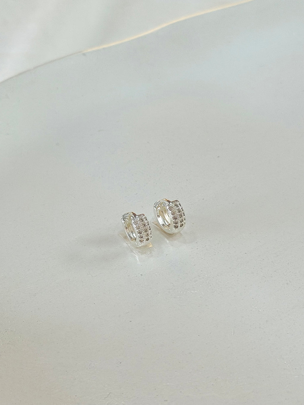 Argola três  fileiras cravejadas de Zircônias P