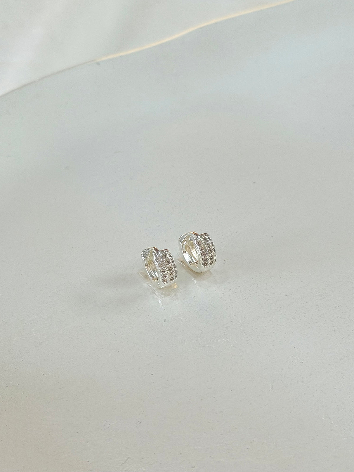 Argola três  fileiras cravejadas de Zircônias P