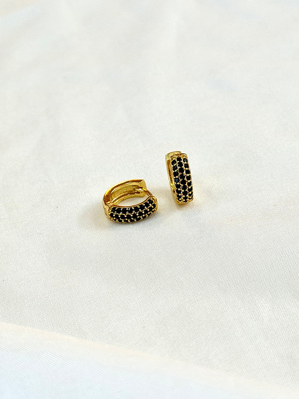 Argola com zircônias pretas