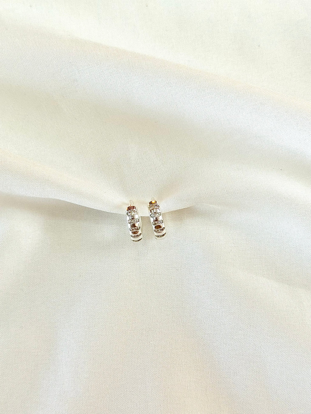 Argola com detalhes em Zircônias M