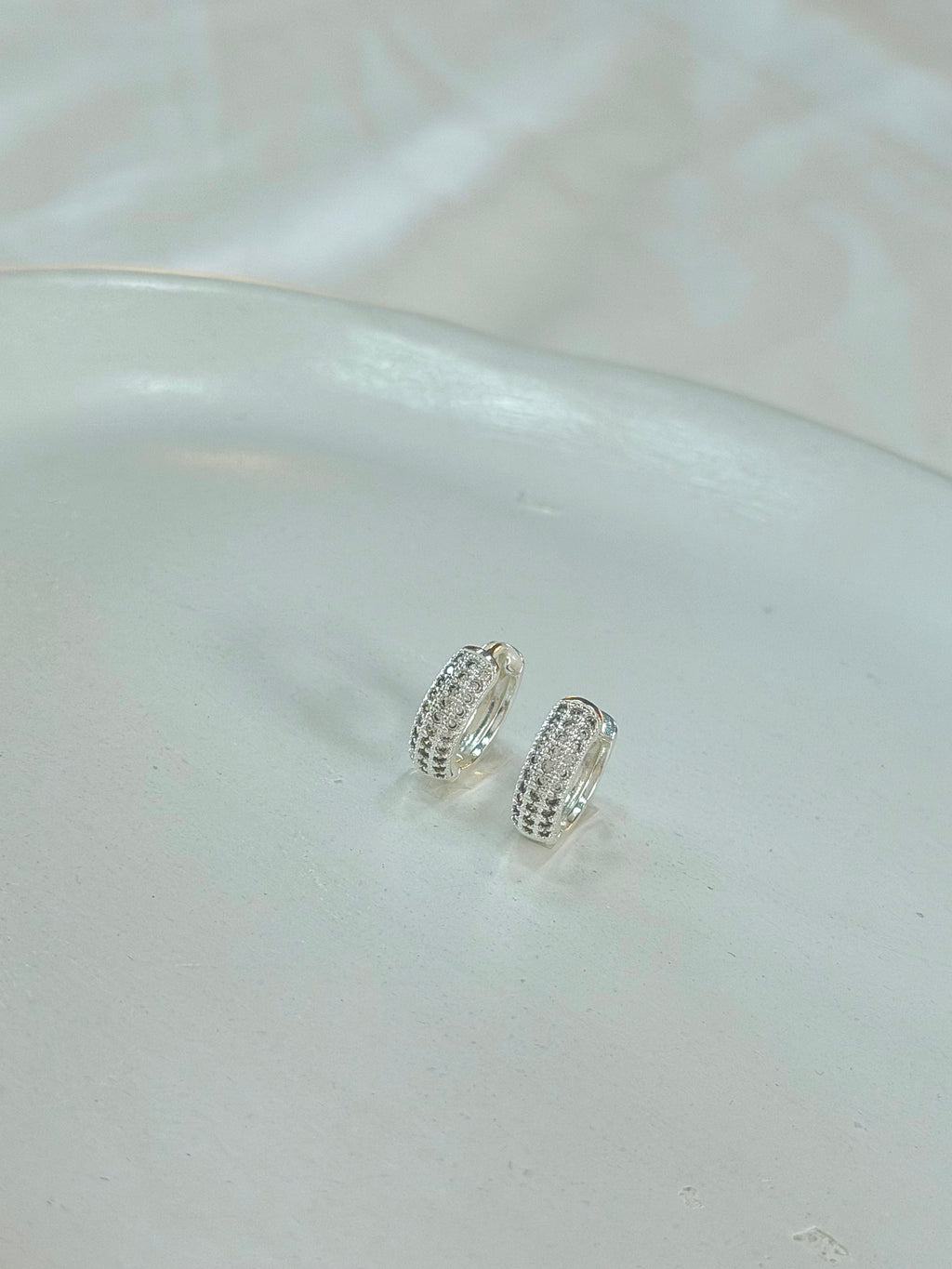 Argola três  fileiras cravejadas de Zircônias G