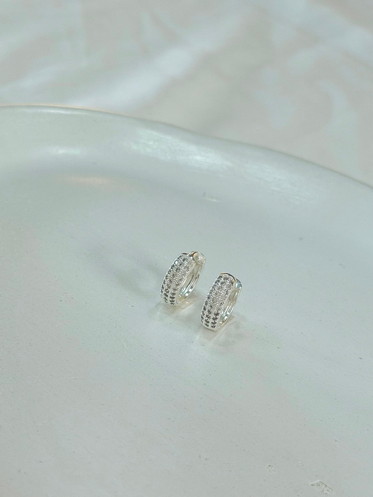Argola três  fileiras cravejadas de Zircônias G