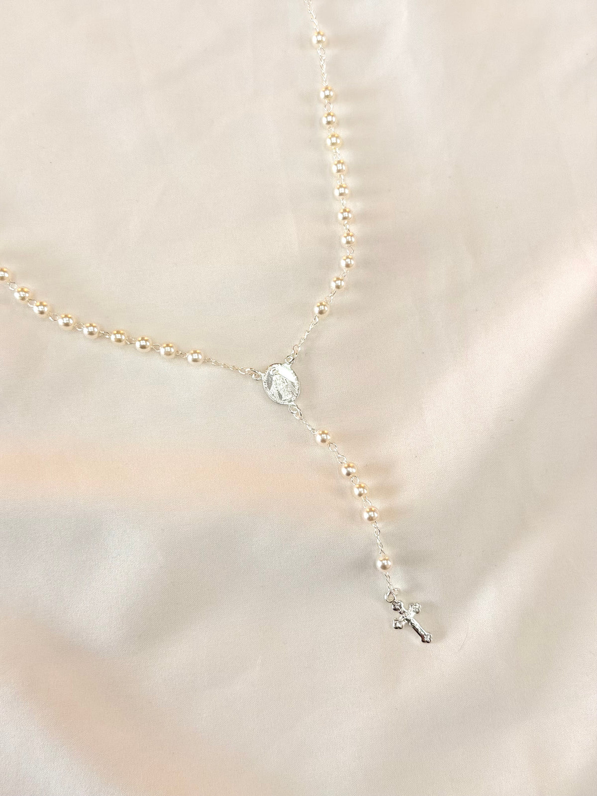 Colar terço pérolas e Nossa Senhora Aparecida