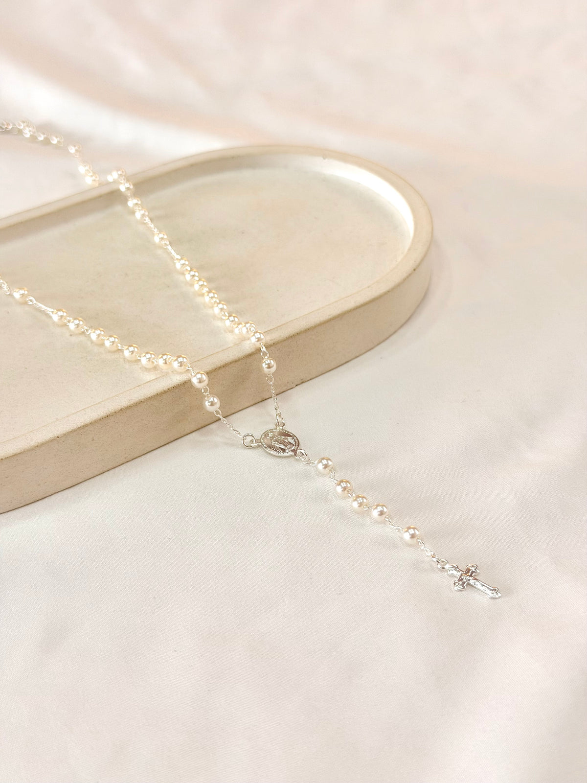 Colar terço pérolas e Nossa Senhora Aparecida