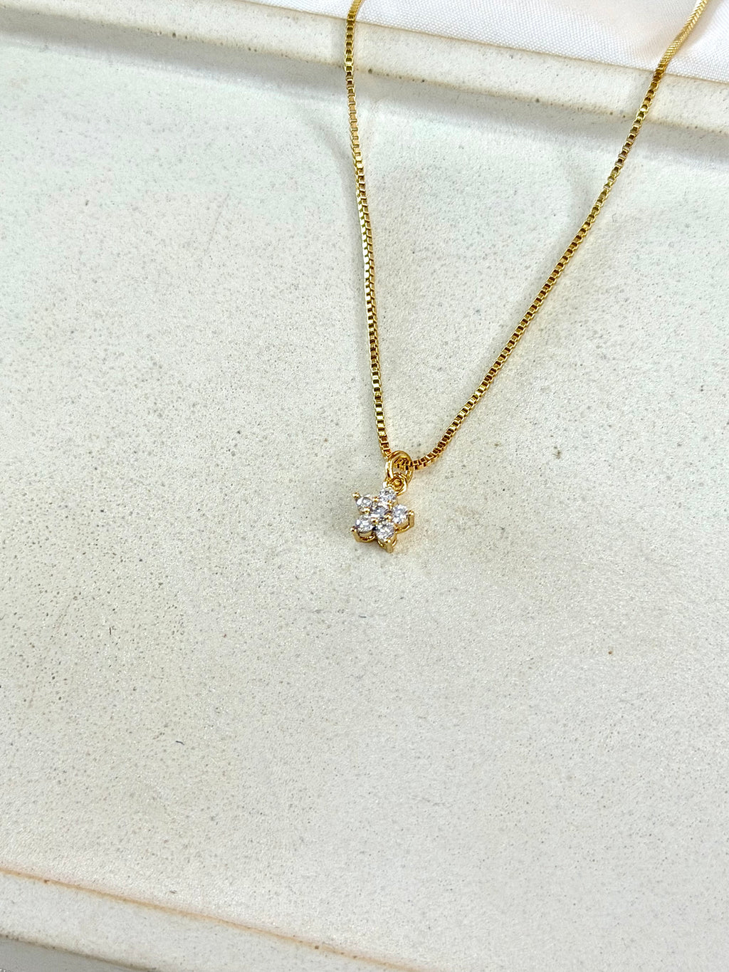 Colar mini flor de Zircônias