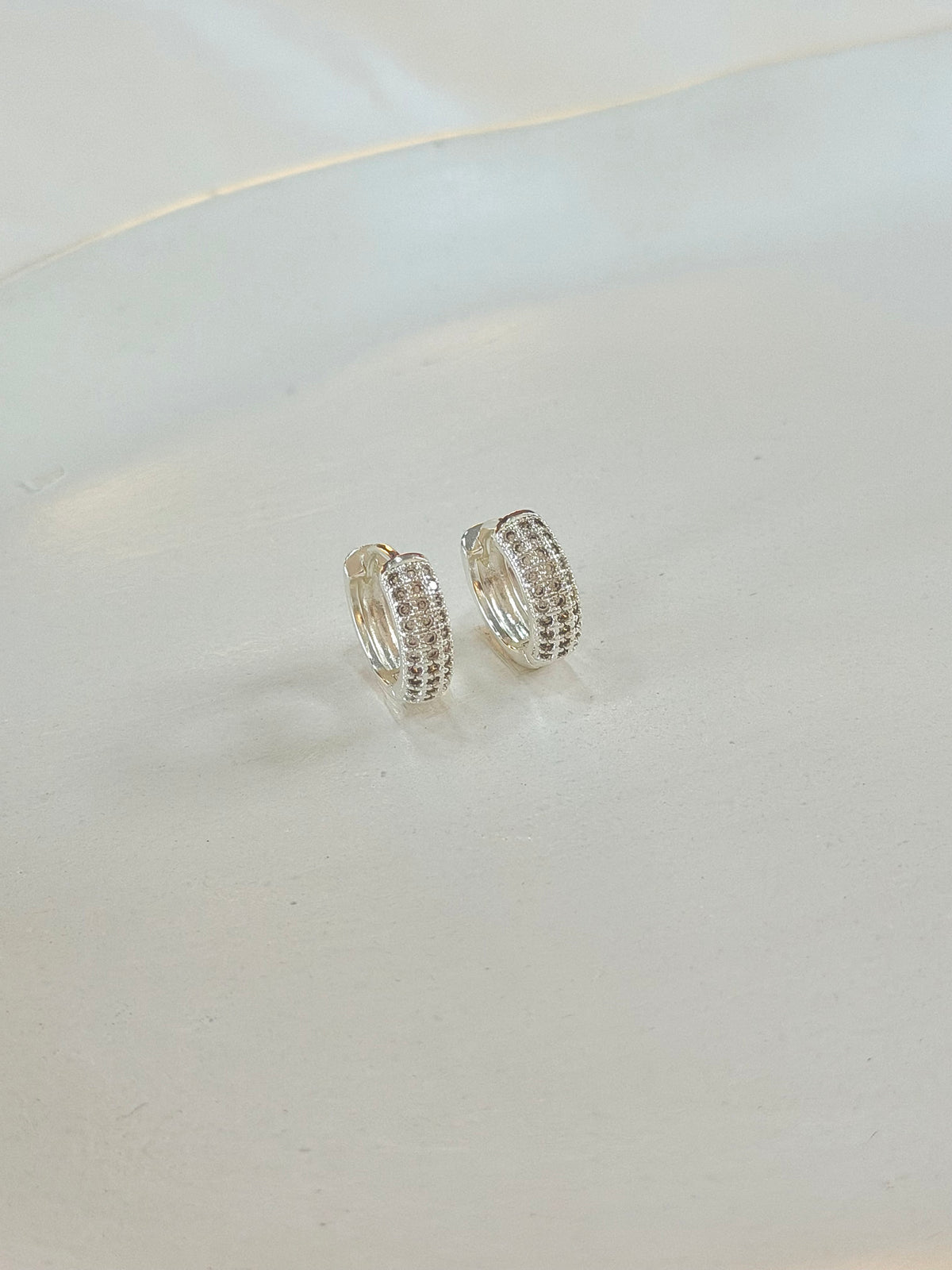 Argola três  fileiras cravejadas de Zircônias G