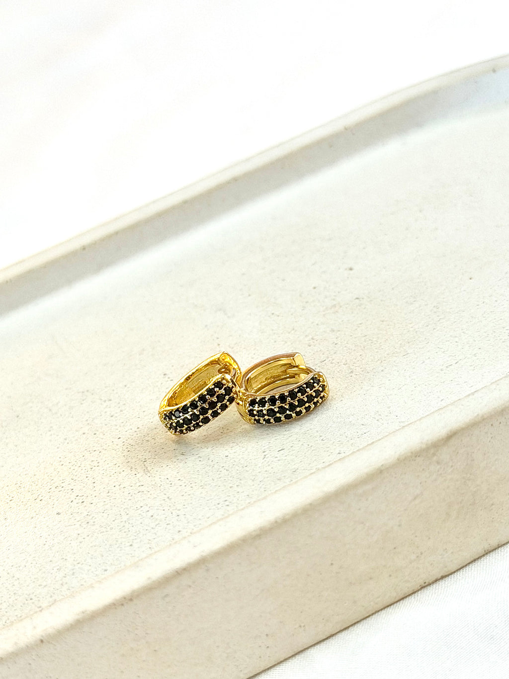Argola com zircônias pretas