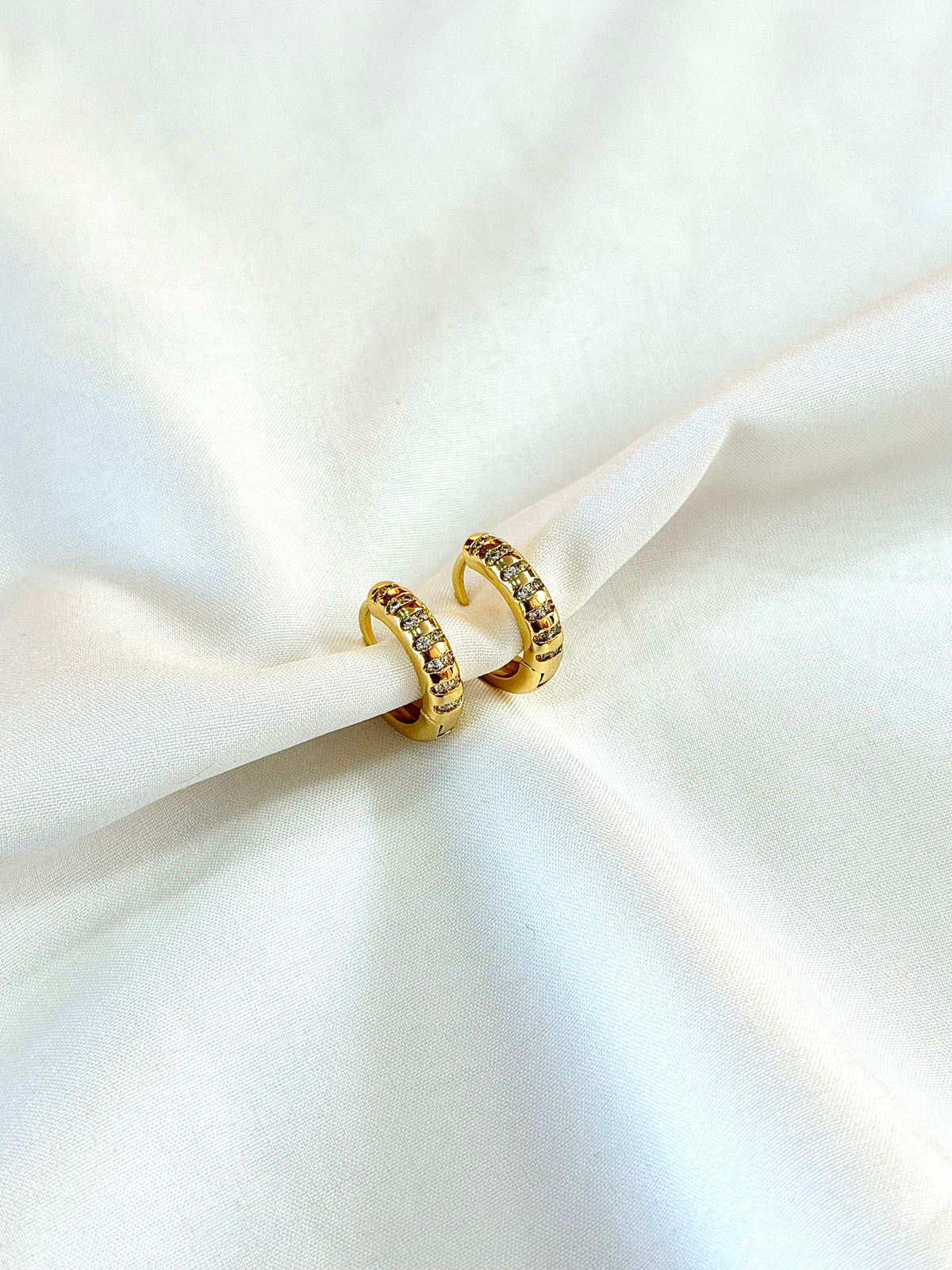 Argola com detalhes em Zircônias G