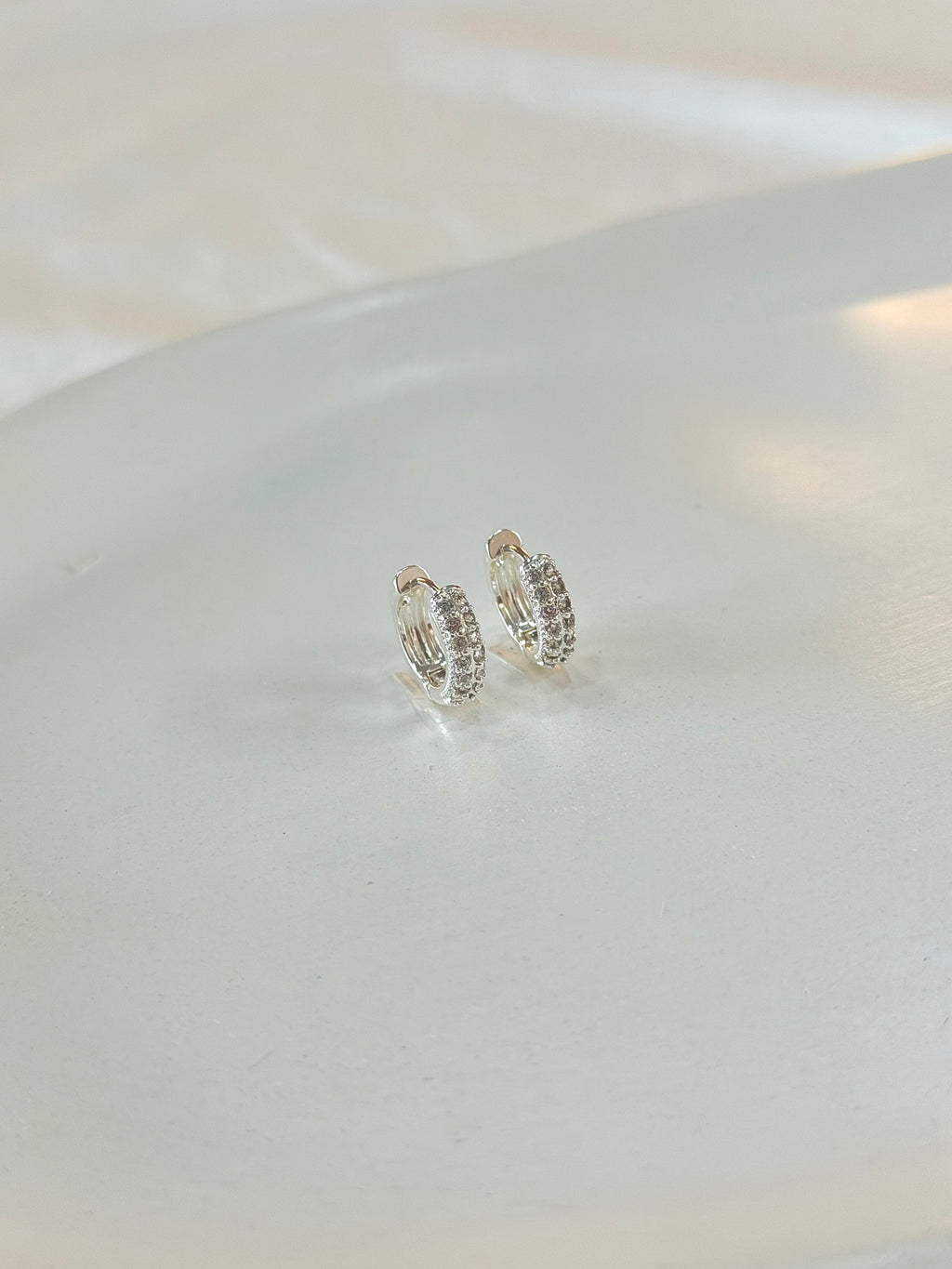 Argola duas fileiras cravejadas zircônias M