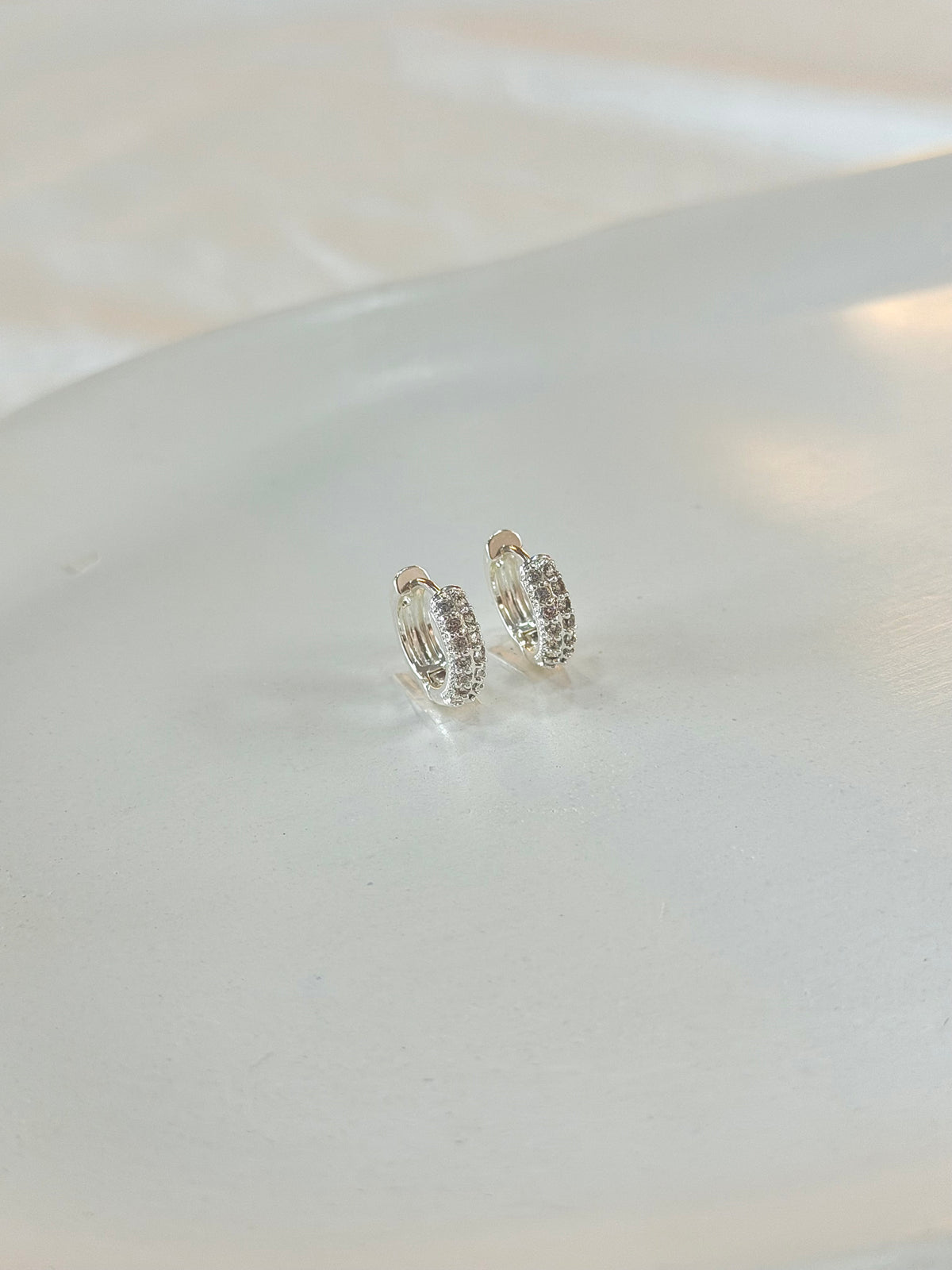 Argola duas fileiras cravejadas zircônias M