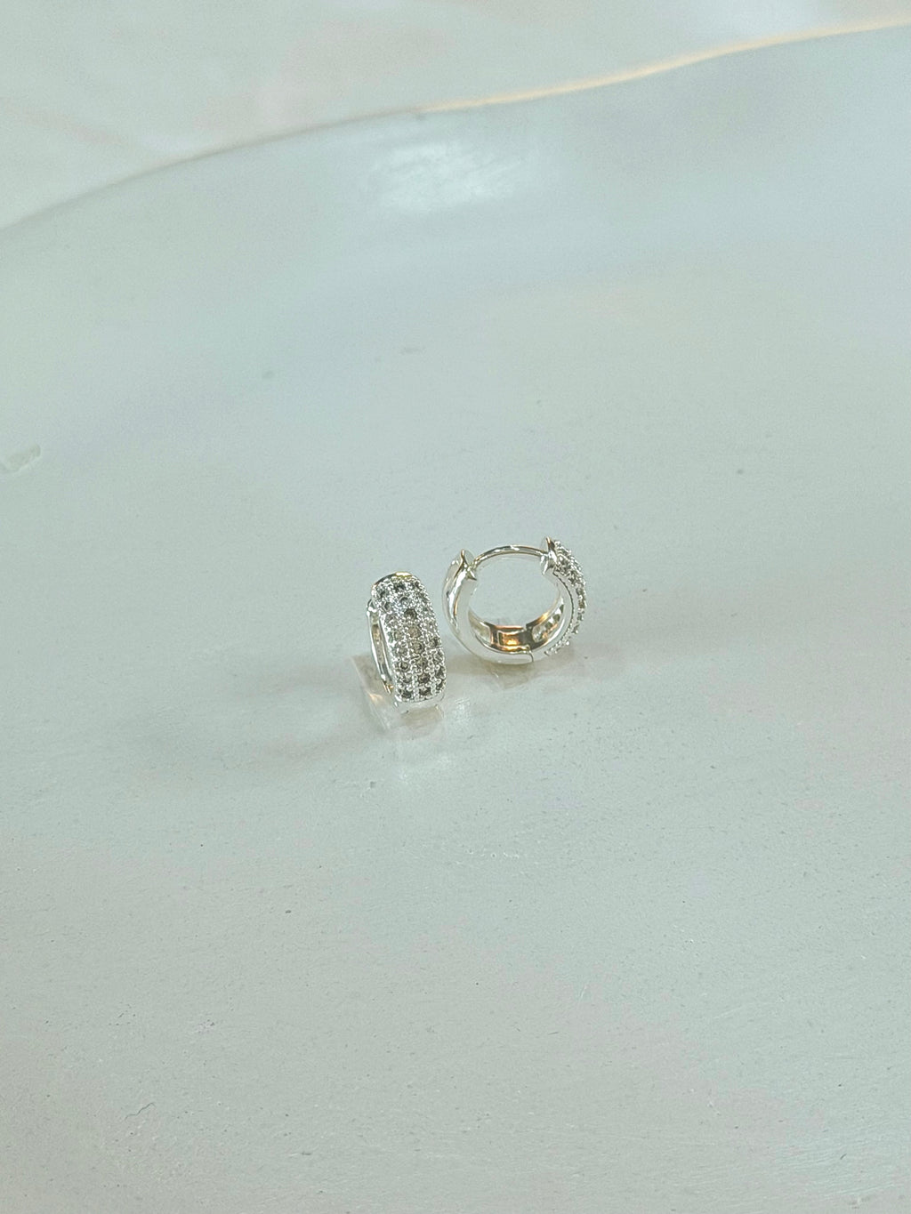 Argola três  fileiras cravejadas de Zircônias M
