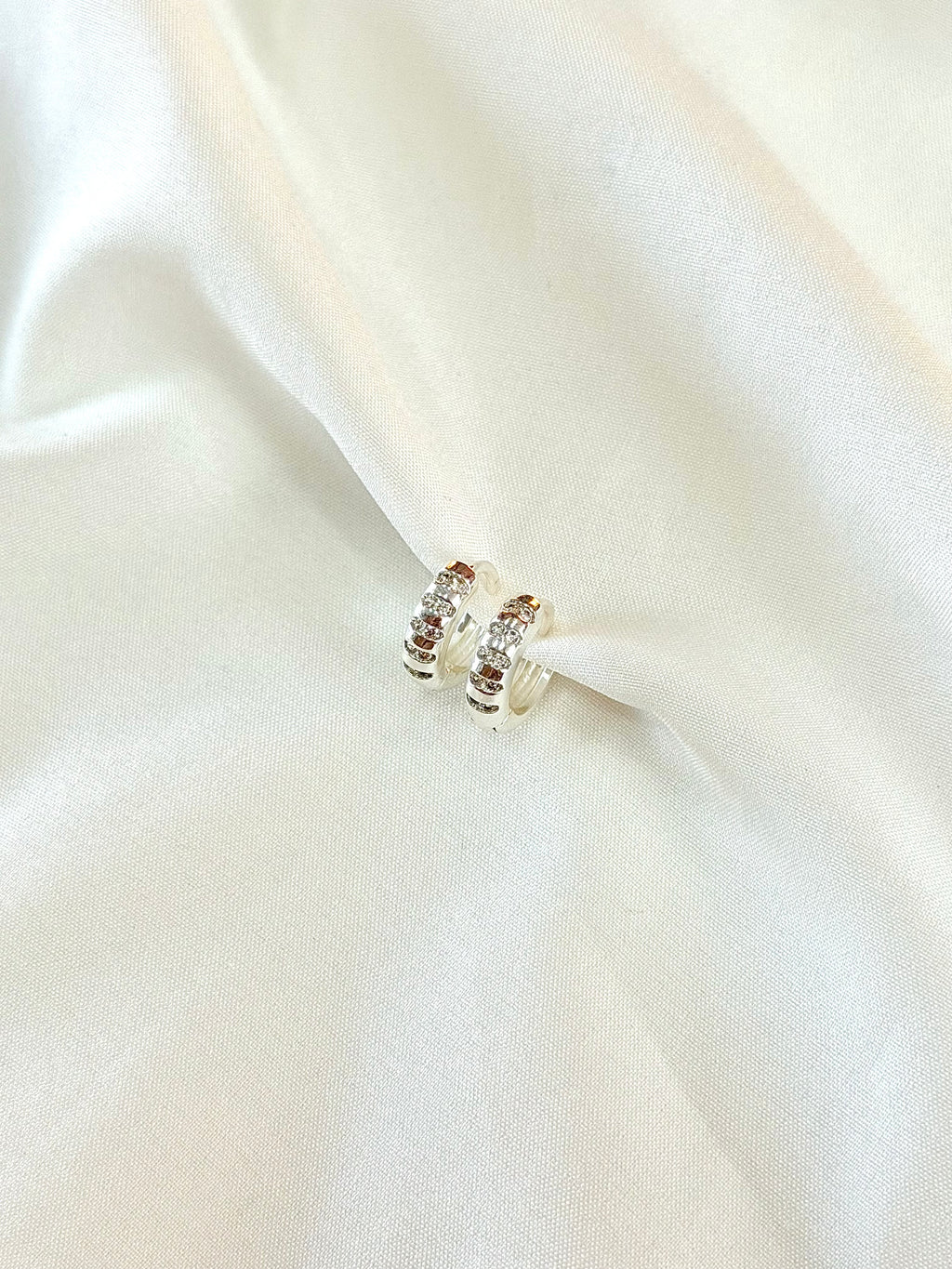 Argola com detalhes em Zircônias M