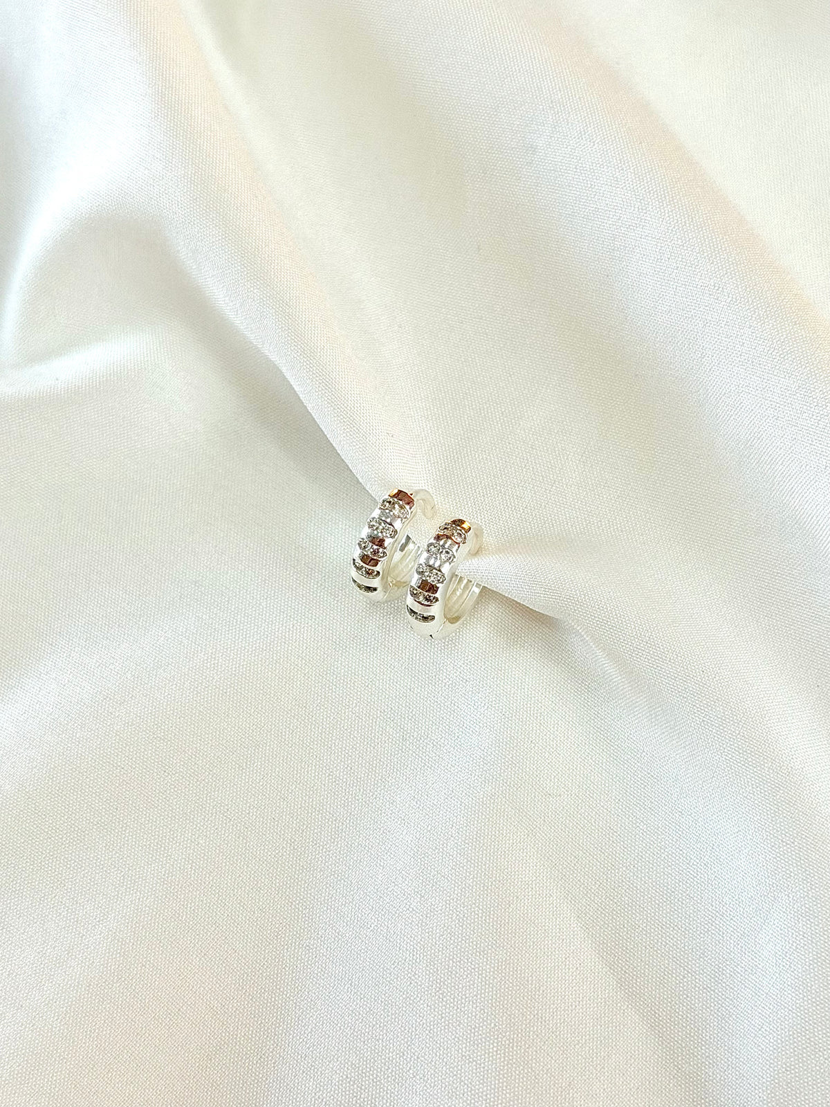 Argola com detalhes em Zircônias M