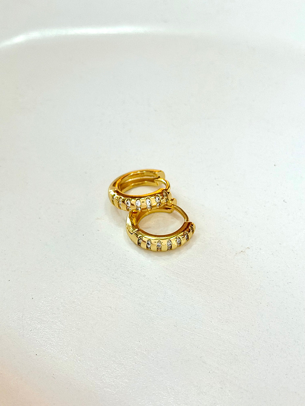 Argola com detalhes em Zircônias G